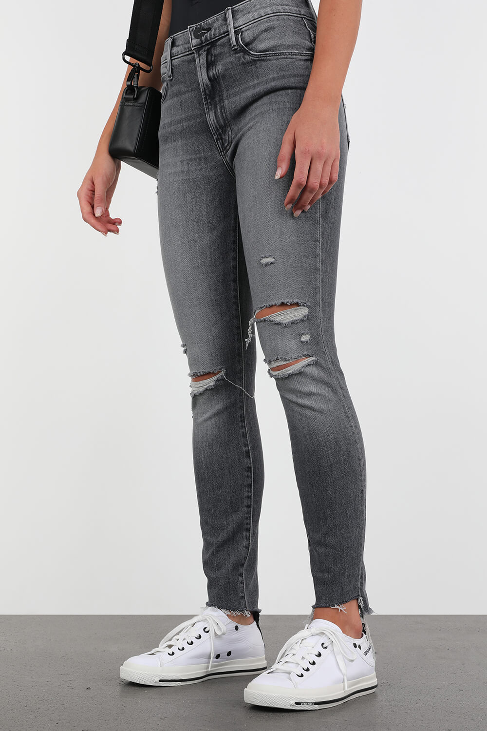 תמונת כל הלוק של Magnet Exposure Low Top Sneakers in White